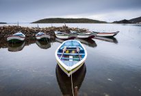 Живописный вид на гребные лодки, Isla del Sol, Озеро Титикака, Болива — стоковое фото