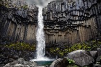 Мальовничий вид на Svartifoss водоспад, Скафтафетль, Vatnajokull Національний парк, Ісландія — стокове фото
