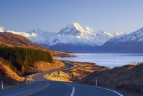 Estrada sinuosa que leva a Mount Cook Village, Canterbury, South Island, Nova Zelândia — Fotografia de Stock