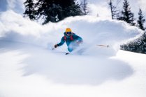 Man Powder Ski dans les Alpes autrichiennes, Gastein, Salzbourg, Autriche — Photo de stock