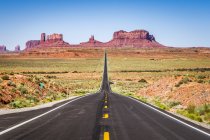 Vista panorámica de la carretera que conduce a Monument Valley, Utah, América, EE.UU. - foto de stock