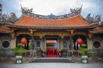 Vista panorâmica do Templo Lungshan de Manka, distrito de Wanhua, Taipei, Taiwa — Fotografia de Stock