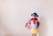 Портрет дівчини, одягненої як супергерой — стокове фото