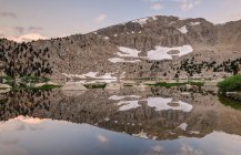 Роздуми вранці в курячий весна озеро, Інйо National Forest, штат Каліфорнія, Америка, США — стокове фото