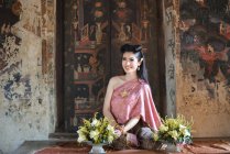 Retrato de uma mulher sorridente em roupas tradicionais, Tailândia — Fotografia de Stock
