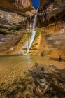 Живописный вид на каменные пещеры, водопад Лоуэр Теленок, Юта, Америка, США — стоковое фото