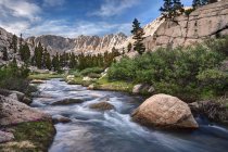 Rock Creek e monta Mallory, Leconte e Corcoran, Sequoia National Park, in California, America, Stati Uniti — Foto stock
