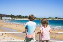 Dos chicos mirando la playa de El Sardinero, Santander, Cantabria, España - foto de stock
