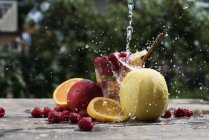 Свежие фрукты и ягоды в воде — стоковое фото