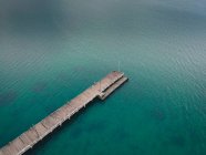 Vista aerea del molo sull'acqua blu dell'oceano — Foto stock