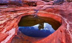 Uma das sete piscinas sagradas de água em um terraço de arenito ao longo Soldiers Pass Trail em Sedona Arizona, EUA — Fotografia de Stock