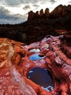 Tres de las siete piscinas sagradas en Sedona Arizona con Coffee Pot Rock en el fondo cerca de la puesta del sol, EE.UU. - foto de stock