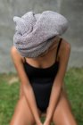 Молодая женщина в сером полотенце для головы готовится к маске после душа на тропической балийской вилле. — стоковое фото