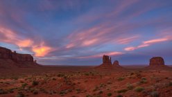 Navajo Stammespark Landschaft und lila Sonnenuntergang Himmel — Stockfoto