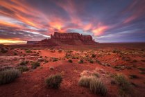 Paysage du parc tribal Navajo et ciel violet au coucher du soleil — Photo de stock