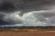 Мальовничим видом грозових хмар над пустелі Атакама, Чилі — стокове фото