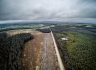 Belle vue aérienne de la route entourée de bois — Photo de stock