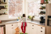 Giovane ragazza che lava i piatti al lavandino — Foto stock