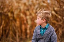 Молодий хлопчик грає перед кукурудзяним полем — стокове фото