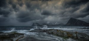 Tormenta sobre la playa, Flakstad, Lofoten, Nordland, Noruega - foto de stock