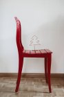 Chaise en bois rouge et décoration de Noël — Photo de stock