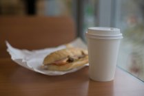 Sandwich de Ciabatta con ensalada caprese con café expreso - foto de stock