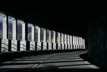 Vue panoramique du tunnel routier en montagne — Photo de stock