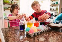 Kleine Kinder färben Ostereier — Stockfoto