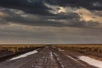 Vista panorámica del camino a través del desierto de Atacama, Chile - foto de stock