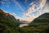 Scenic view of Lake and Mountain landscape, Vareidet, Flakstad, Lofoten, Nordland, Norway — Stock Photo