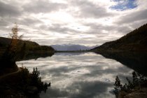 Vista panorámica del majestuoso lago Tzeusier, Suiza - foto de stock