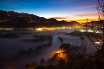 Vallée de la rivière Adda à l'aube, Airuno, Lombardie, Italie — Photo de stock