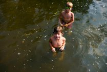 Overhead di giovane ragazzo che nuota in un lago — Foto stock
