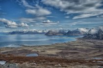 Vista del paisaje de la montaña costera desde Mt Hoven, isla de Gimsoya, Lofoten, Nordland, Noruega - foto de stock