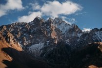 Vue panoramique sur le paysage montagneux majestueux — Photo de stock