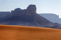 Montagne e dune di sabbia increspate nel deserto, Arabia Saudita — Foto stock