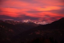 Vista panoramica di maestoso paesaggio sotto il cielo rosa — Foto stock