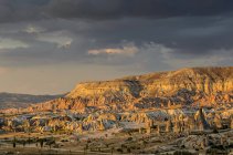 Vista panorámica del monte Aktepe cerca de Goreme, Capadocia, Turquía - foto de stock