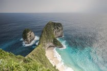 Vista panorámica de la playa de Kelingking, Nusa Penida, Indonesia - foto de stock
