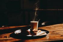 Vista ravvicinata di caffè fresco e cale sopra il tavolo — Foto stock