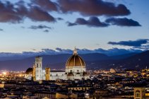 Skyline de la ville et cathédrale de Santa Maria del Fiore la nuit, Florence, Toscane, Italie — Photo de stock
