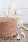 Visão de close-up de um bolo de chocolate em uma mesa — Fotografia de Stock