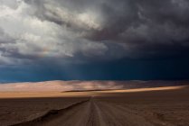 Vue panoramique sur l'arc-en-ciel et la tempête sur le désert d'Atacama, Chili — Photo de stock
