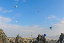 Plan panoramique de montgolfières chaudes d'appât sur de belles montagnes par une journée ensoleillée — Photo de stock