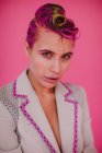 Retrato de una mujer con cabello rosa - foto de stock