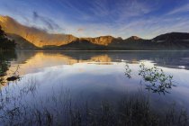 Reflexión del monte Rinjani en un lago, Lombok, West Nusa Tenggara, Indonesia - foto de stock
