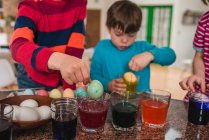 Bambini che muoiono uova di Pasqua — Foto stock