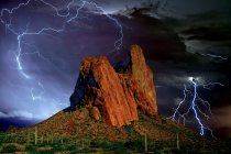 Composizione di una tempesta di fulmini a Courthouse Rock nel deserto Eagle Tail dell'Arizona occidentale, Stati Uniti — Foto stock