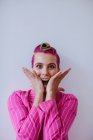 Porträt einer Frau mit rosa Haaren im rosa Hemd — Stockfoto