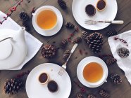 Різдвяна композиція з чашками напоїв на дерев'яній поверхні — стокове фото